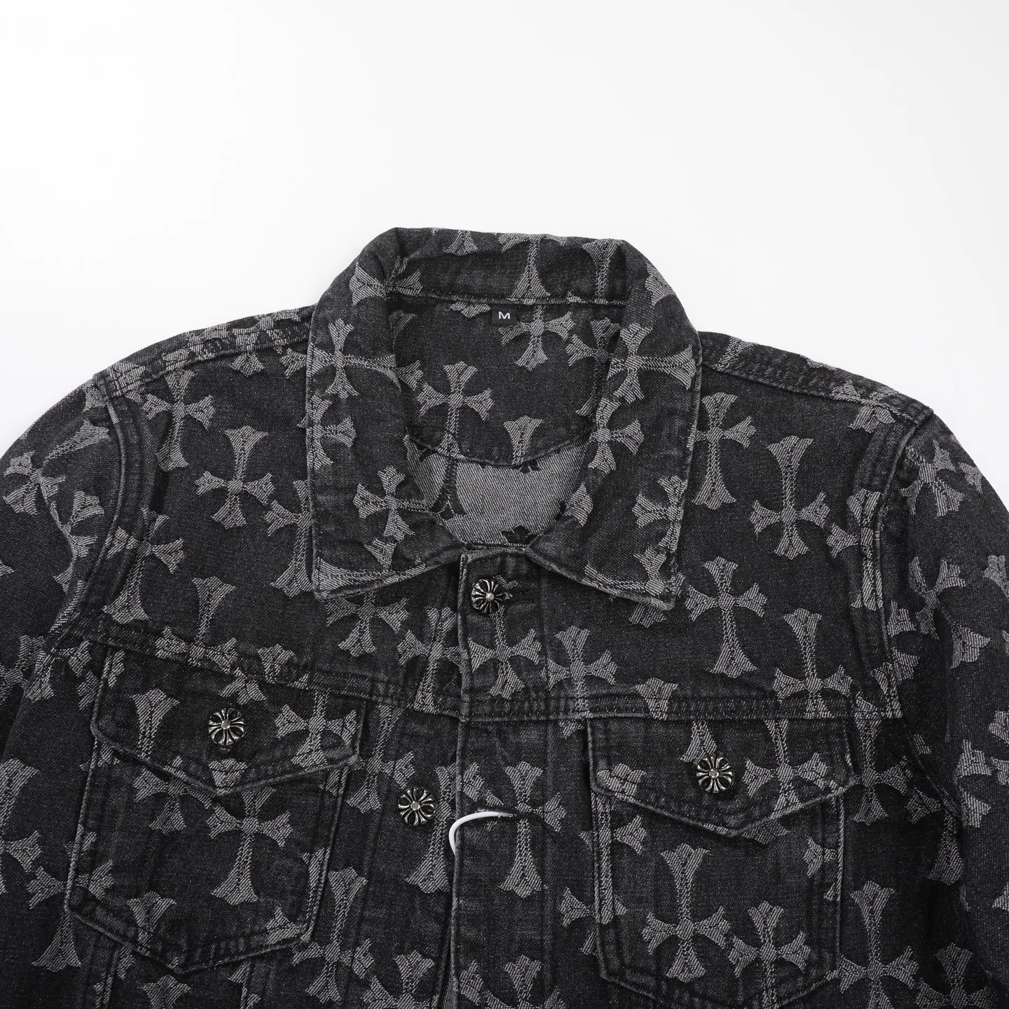 P260 [Black] Chrome Hearts double-sided heavy denim jacket with LOGO jacquard and dark flowers printed all over. The same style as the Internet celebrity star. The cross-printed denim jacket has a unique cross design element and all-over printing, which is full of design. It is made of 100% denim cotton fabric with heavy coarse yarn count, which ensures a stiff and tough silhouette while being soft, comfortable and breathable. The lapel is designed with silver buttons and is full of texture. The classic white cross logo is all over the dress, making it a perfect versatile style for spring and summer! Customized jacquard fabric, you can wear it in various styles. This gender-neutral shirt is a must-have for nightclubs. It can be worn as a jacket for both men and women. It can be easily worn by both men and women! The original loose version is made of high-quality pure cotton fabrics. The fabric pattern is high-definition and delicate without burrs. It is comfortable and breathable to wear. All the buttons are molded and customized. It is casual and fashionable and can be matched with any bottoms. It can be windproof and sunproof in spring and summer. It can be worn outside in autumn and winter! Easily concave shape makes you look slimmer and taller, perfect for both men and women! Style number: Color: Black Size: S M L XL